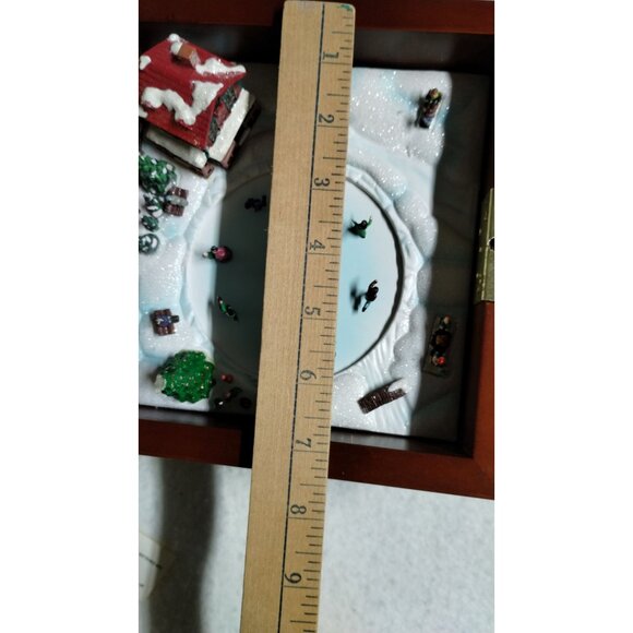 Gold Label Collection Illuminated Music Box With Animated Skaters & 30 Songs - Picture 13 of 13